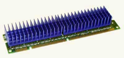 Ukázka velkých nalepovacích chladičů aplikovaných na RAM modulu