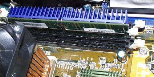 Velké nalepovací chladiče na RAM modulu - v reálném použití na základní desce. Zde názorně vidíte, že druhý paměťový modul s chladičem by se vedle prvního prostě nevešel.
