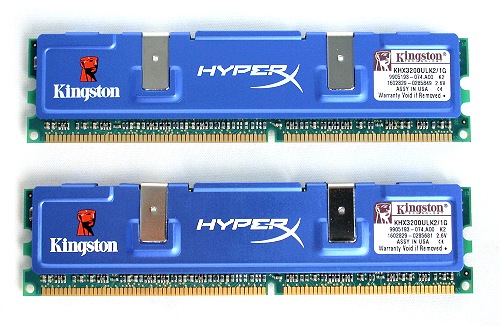 Ukázka paměťových modulů Kingston HyperX, již od výrobce opatřených nasunovacím chladičem