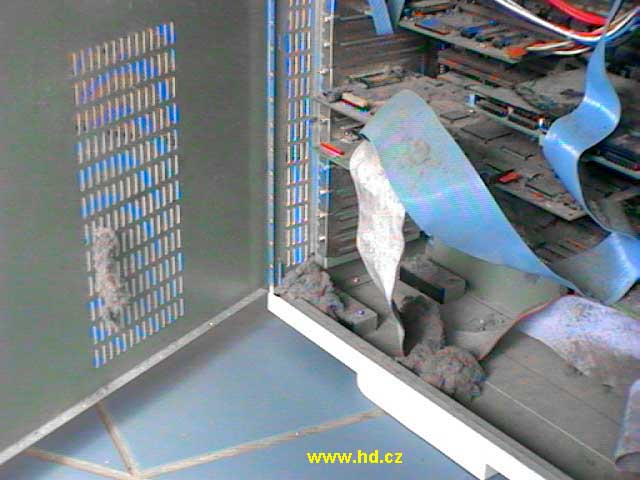 Vnitřek počítačové skříně zanesený prachem