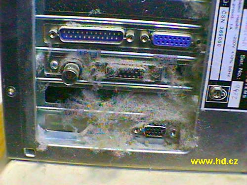 Zadní část počítačové skříně zanesená prachem