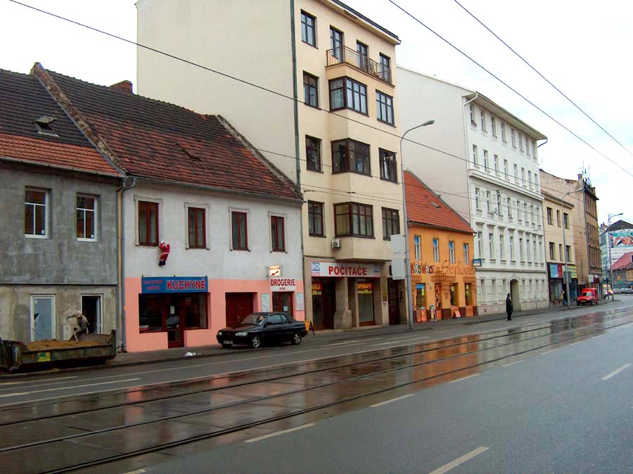 Pohled na levou starnu Křenové - uprostřed prodejna HD elektro v.o.s.