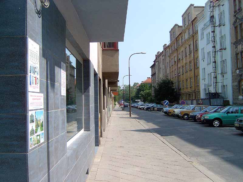 Chládkova ulice, vlevo prodejna HD elektro v.o.s.