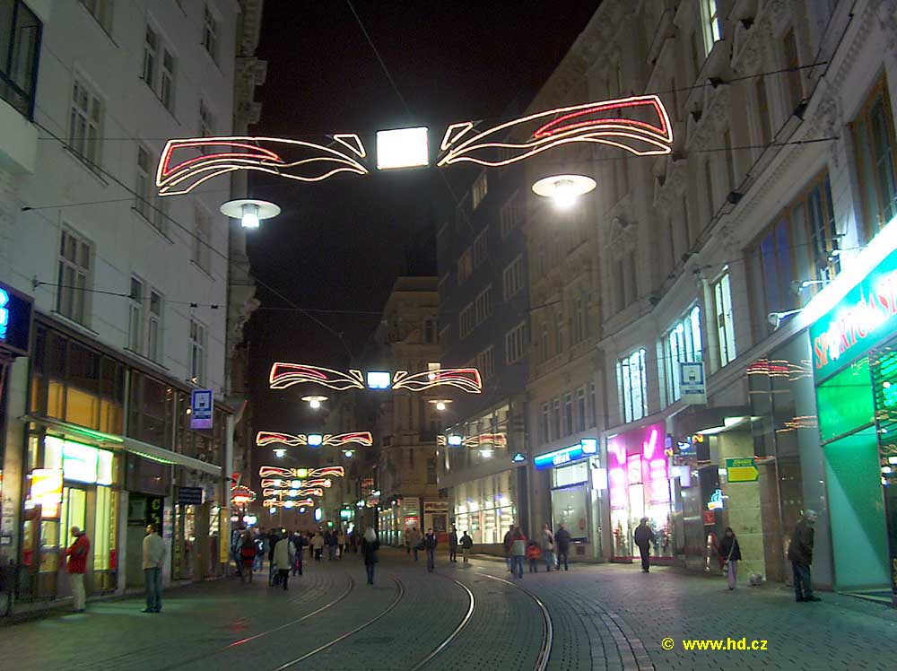 Ulice Masarykova v Brně při nočním osvětlení - bráno z ruky